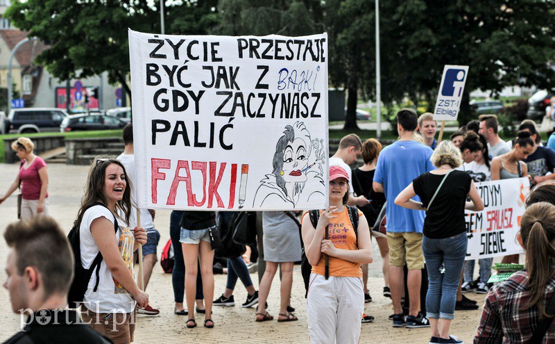 Elbląg, Młodzież szła przez miasto z transparentami Elbląg, Młodzież szła przez miasto z transparentami
