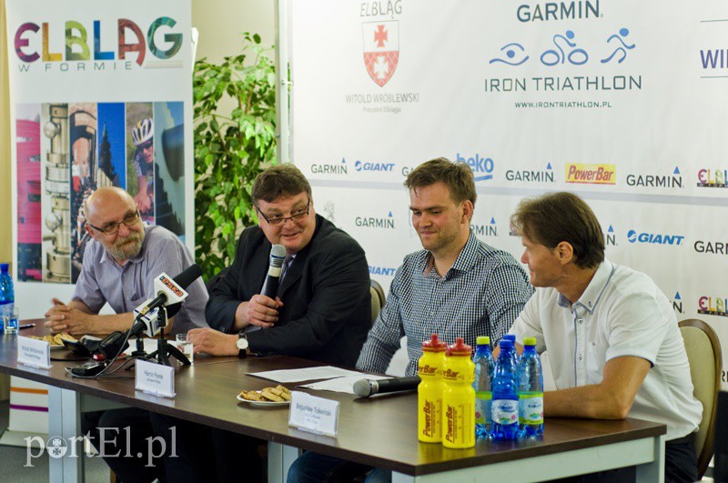Elbląg, O zawodach opowiadali (od lewej): Andrzej Budzelewski, szef referatu sportu, prezydent Witold Wróblewski, Marcin Florek i Bogusław Tołwiński Elbląg, O zawodach opowiadali (od lewej): Andrzej Budzelewski, szef referatu sportu, prezydent Witold Wróblewski, Marcin Florek i Bogusław Tołwiński