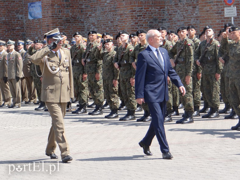 Elbląg, Minister Antoni Macierewicz uczestniczył dziś w przysiędze wojskowej żołnierzy służby przygotowawczej w 9. Braniewskiej Brygadzie Kawalerii Pancernej Elbląg, Minister Antoni Macierewicz uczestniczył dziś w przysiędze wojskowej żołnierzy służby przygotowawczej w 9. Braniewskiej Brygadzie Kawalerii Pancernej