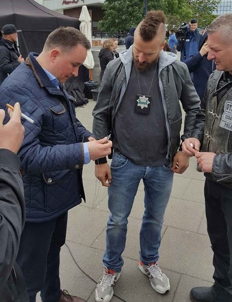 Elbląg, Ksiądz Waldemar Maliszewski (z lewej) z Piotrem Stramowskim ("Majami") na planie "Pitbull. Niebezpieczne kobiety" Elbląg, Ksiądz Waldemar Maliszewski (z lewej) z Piotrem Stramowskim ("Majami") na planie "Pitbull. Niebezpieczne kobiety"