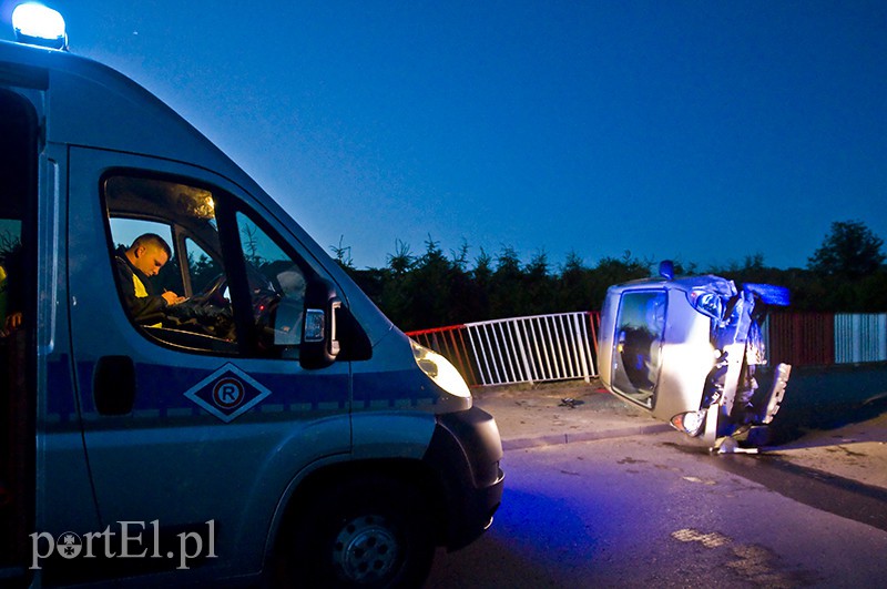 Elbląg, Toyota na boku. Kierowca pijany i bez prawa jazdy