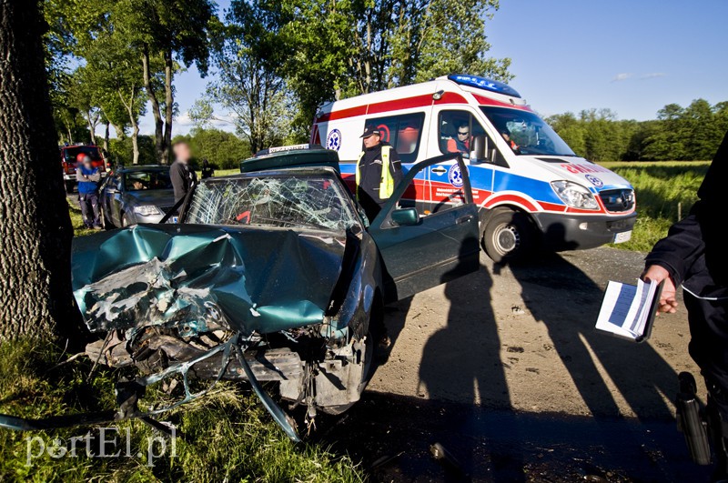 Elbląg, Bmw uderzyło w drzewo, kierowca w szpitalu Elbląg, Bmw uderzyło w drzewo, kierowca w szpitalu