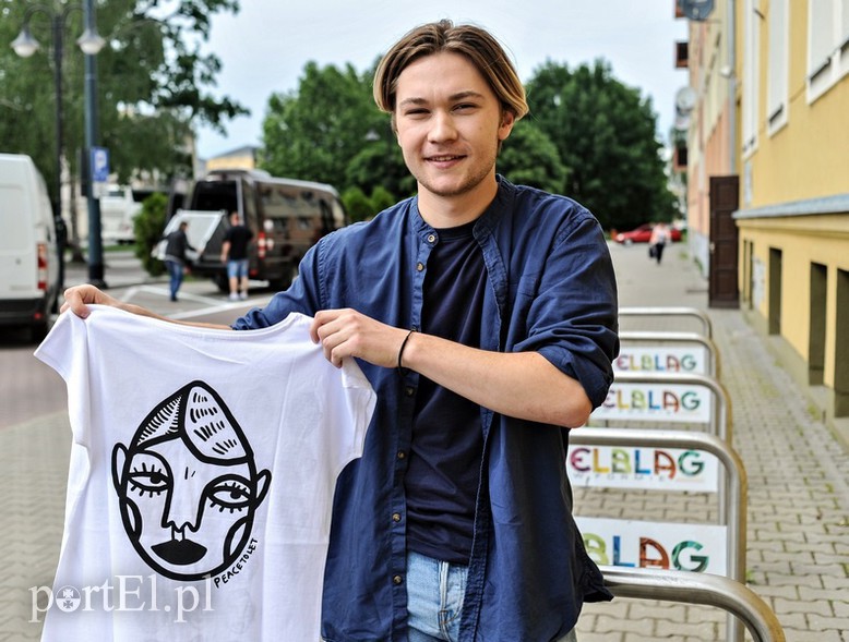 Elbląg, - Wystarczy rozmowa z drugim człowiekiem i pomysł na ilustrację sam wpada do głowy - mówi Michał Kamiński Elbląg, - Wystarczy rozmowa z drugim człowiekiem i pomysł na ilustrację sam wpada do głowy - mówi Michał Kamiński