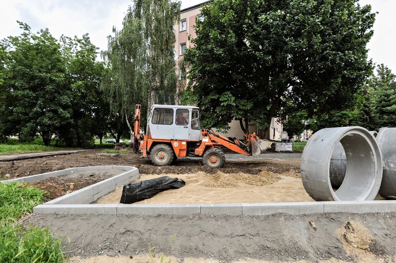 Elbląg, Mieszkańcy budują kolejny parking