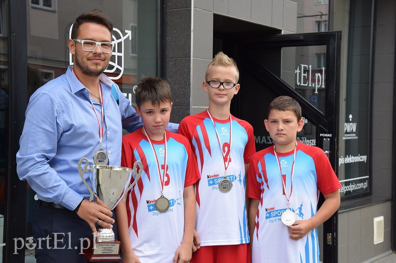 Elbląg, Piotr Kowal ze swoimi podopiecznymi: Oskarem Woźnym, Kamilem Doboszem i Szymonem Pateckim Elbląg, Piotr Kowal ze swoimi podopiecznymi: Oskarem Woźnym, Kamilem Doboszem i Szymonem Pateckim