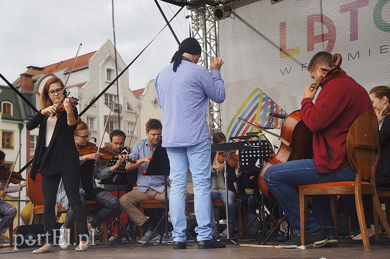 Elbląg, EOK zagrała m.in. na skwerze katedralnym w Elblągu Elbląg, EOK zagrała m.in. na skwerze katedralnym w Elblągu