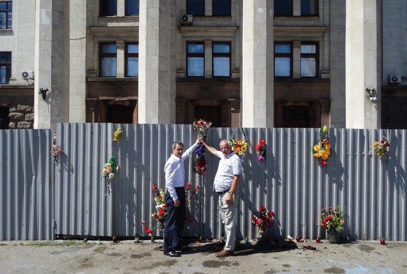 Elbląg, Jan Rulewski i Jerzy Wcisła składają kwiaty pod domem związkowców, gdzie zamordowano ponad 40 osób