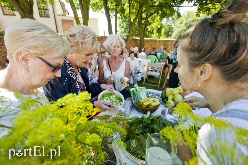 Elbląg, Seniorzy na dziedzińcu biblioteki mogli poznać kilka ciekawostek
