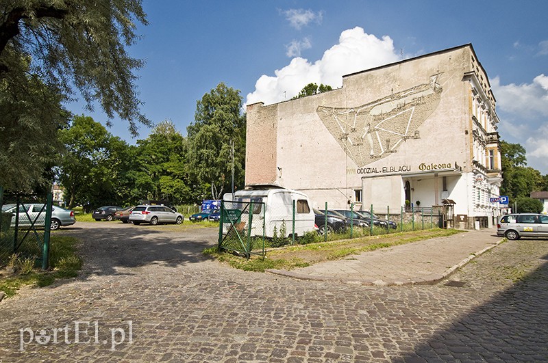 Elbląg, Na terenie wystawionym na sprzedaż znajduje się m.in. parking strzeżony