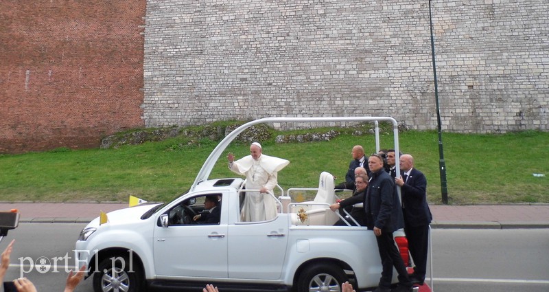 Elbląg, Podczas drogi na Wawel papieża Franciszka witały tłumy wiernych Elbląg, Podczas drogi na Wawel papieża Franciszka witały tłumy wiernych
