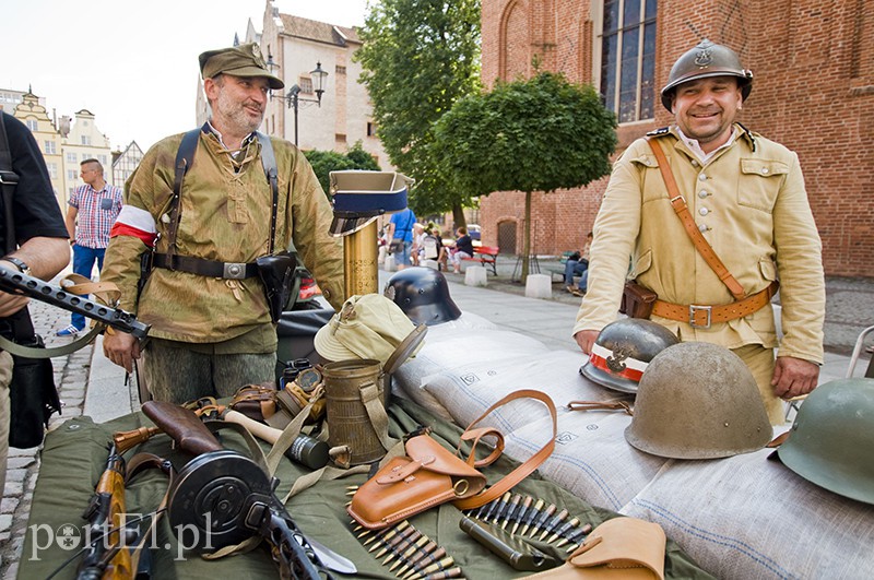 Elbląg, Mariusz Stępka, Stowarzyszenie Kolekcjonerskie Klub Strzelecki „Garda" z Ostródy (na zdj. z lewej) opowiada o broni z czasów II wojny światowej