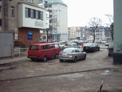 Elbląg, Kierowcy zrobili sobie z trawnika przy ul. Hetmańskiej parking dla swoich samochodów Elbląg, Kierowcy zrobili sobie z trawnika przy ul. Hetmańskiej parking dla swoich samochodów
