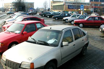 Elbląg, Samochody z giełdy pod Światowidem będą teraz stały na pl. Jagiellończyka Elbląg, Samochody z giełdy pod Światowidem będą teraz stały na pl. Jagiellończyka
