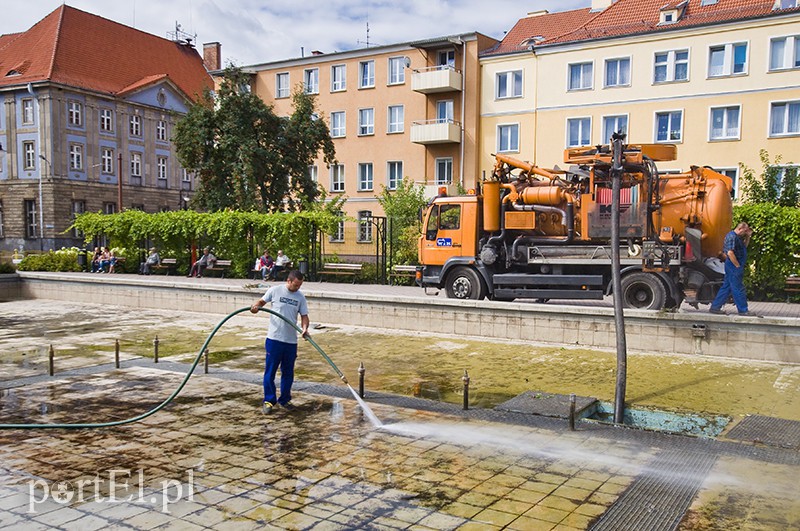 Elbląg, Trwa czyszczenie niecki przed długim weekendem Elbląg, Trwa czyszczenie niecki przed długim weekendem