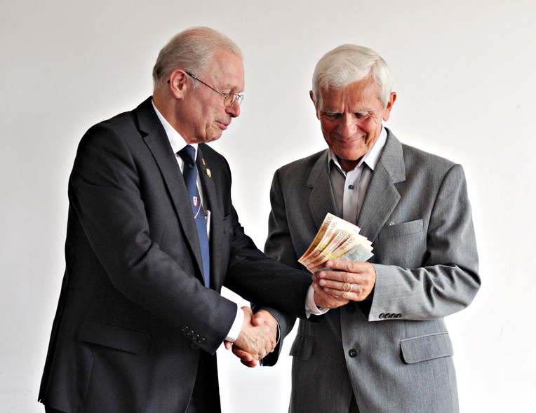 Elbląg, Erwin Vollerthun przekazał na ręce Stanisława Puchalskiego pieniądze od niemieckich darczyńców, Elbląg, Erwin Vollerthun przekazał na ręce Stanisława Puchalskiego pieniądze od niemieckich darczyńców,