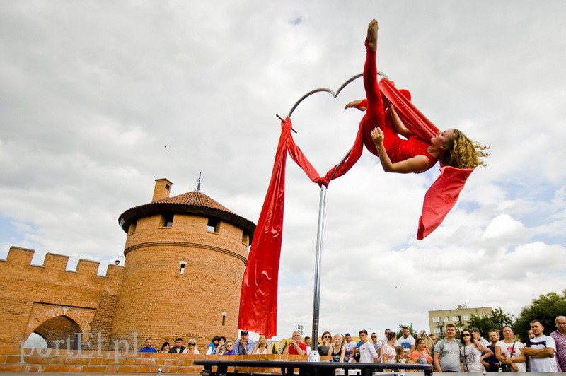 Elbląg, Swoje umiejętności prezentowały dziewczęta z grupy cyrkowej z Kaliningradu Elbląg, Swoje umiejętności prezentowały dziewczęta z grupy cyrkowej z Kaliningradu