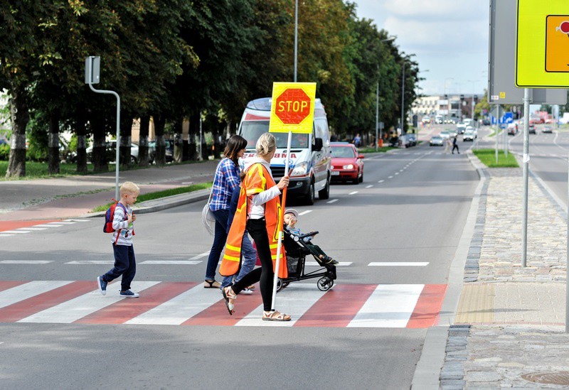 Elbląg, Pani Ania przeprowadza dzieci na przejściu przy SP nr 12 Elbląg, Pani Ania przeprowadza dzieci na przejściu przy SP nr 12