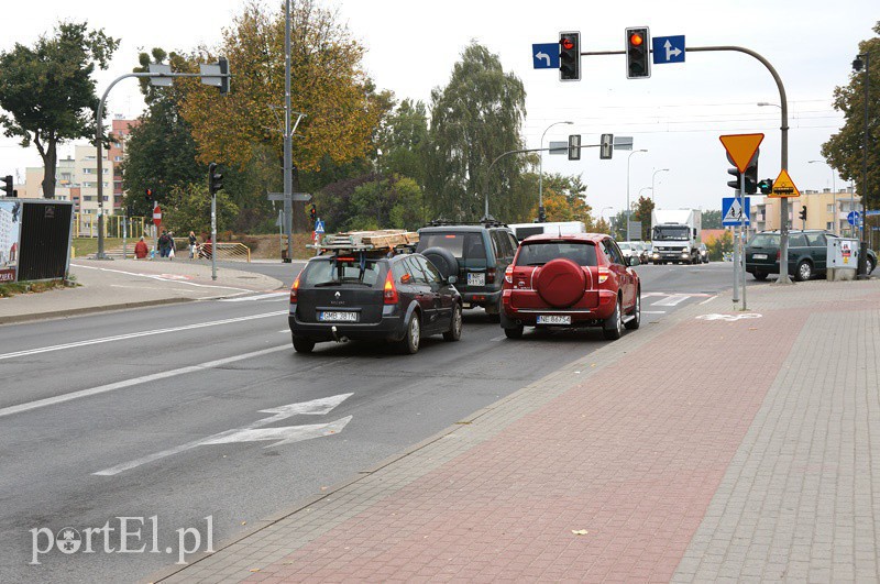 Elbląg, W najbliższych dniach powstanie w tym miejscu oddzielny pas do skrętu w prawo Elbląg, W najbliższych dniach powstanie w tym miejscu oddzielny pas do skrętu w prawo