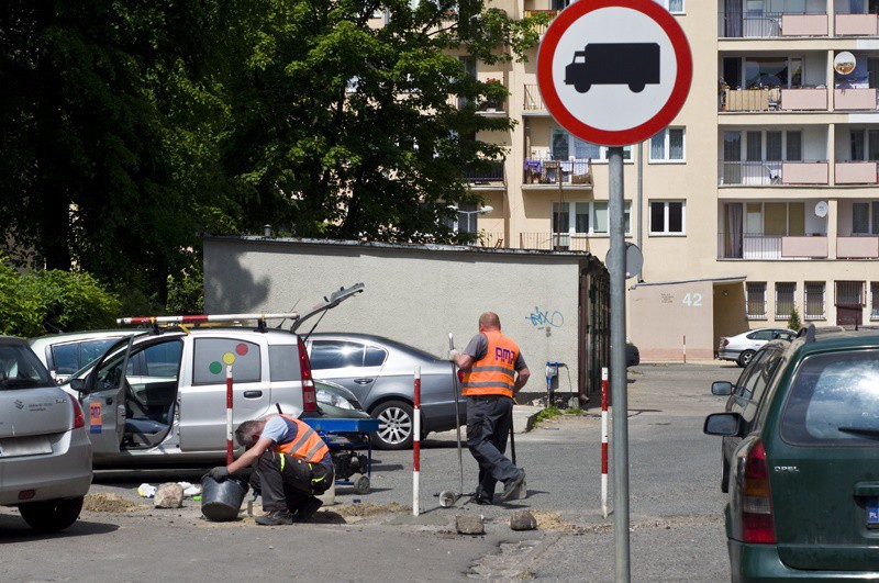 Elbląg, Podziemny skład opału mieści się pod tym fragmentem jezdni, do którego dostępu bronią słupki Elbląg, Podziemny skład opału mieści się pod tym fragmentem jezdni, do którego dostępu bronią słupki