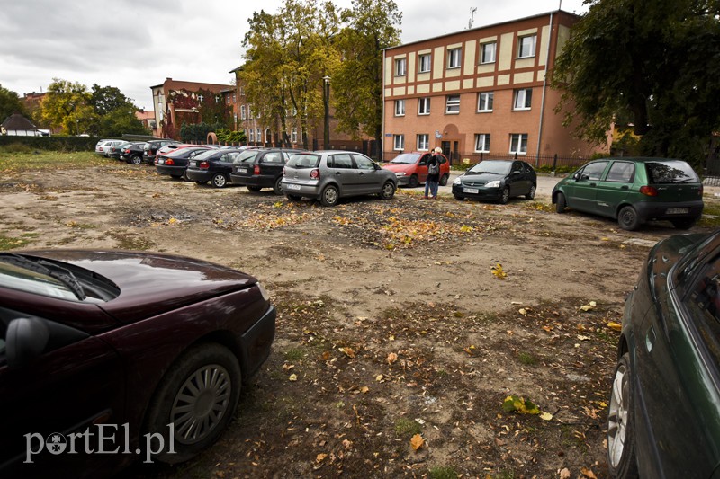 Elbląg, - Tu parkują "na dziko" pracownicy pobliskich spółek - żalą się mieszkańcy ul. Bożego Ciała