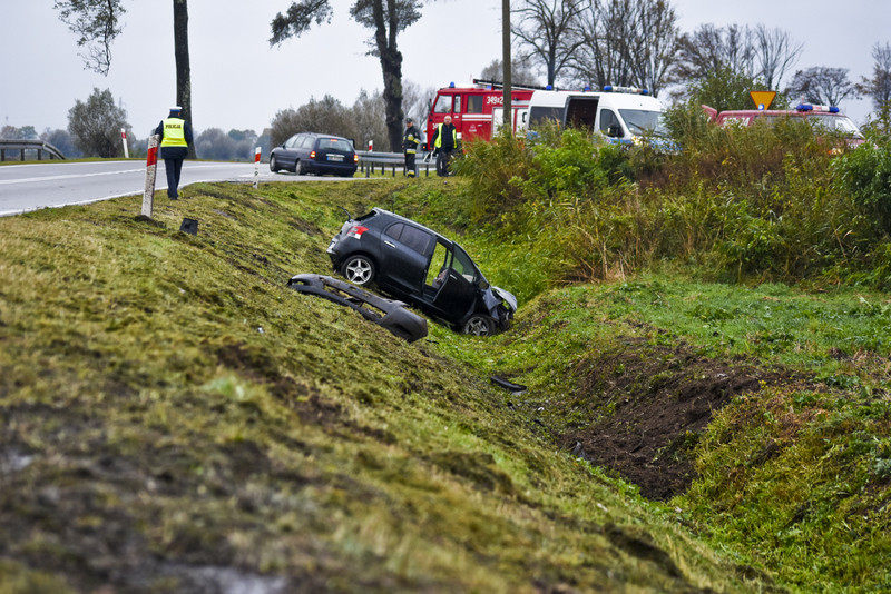 Elbląg, Wpadł do rowu, nie miał zapiętych pasów Elbląg, Wpadł do rowu, nie miał zapiętych pasów