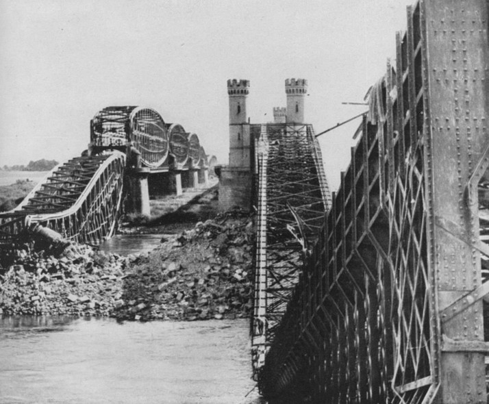 Elbląg, Zniszczone mosty przez Wisłę