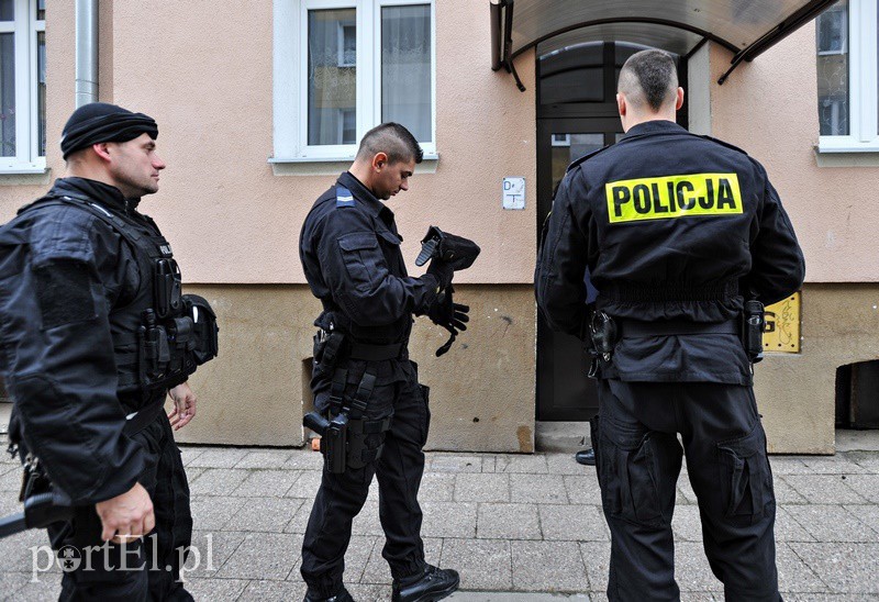 Elbląg, Chwilę przed "akcją". Prawdziwi policjanci przygotowani do złapania oszusta Elbląg, Chwilę przed "akcją". Prawdziwi policjanci przygotowani do złapania oszusta