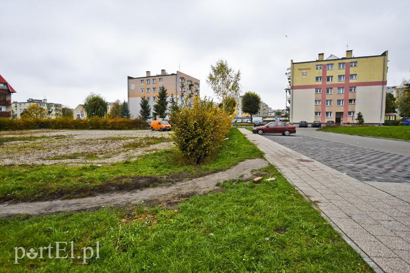 Elbląg, Na placu (widocznym po lewej stronie) znajdował się płatny parking. Teraz w tym miejscu nie ma nic Elbląg, Na placu (widocznym po lewej stronie) znajdował się płatny parking. Teraz w tym miejscu nie ma nic