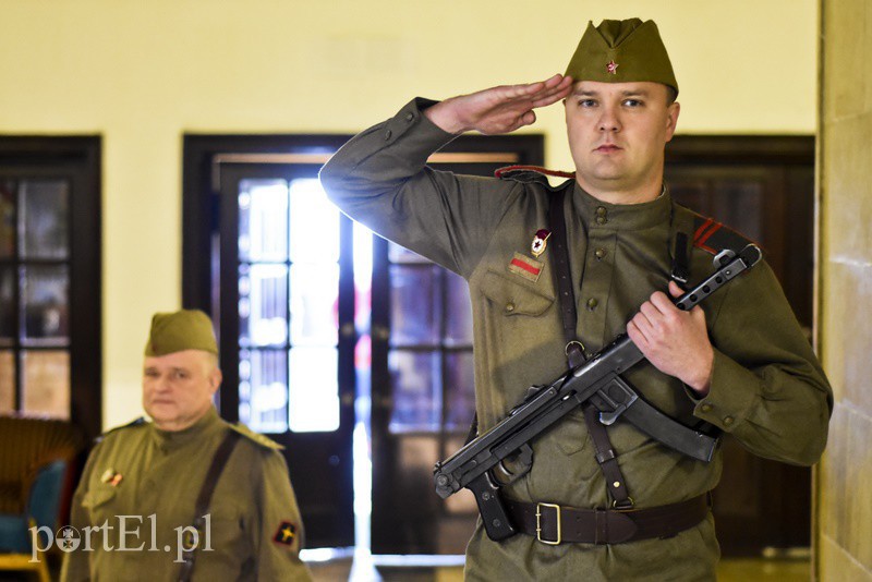 Elbląg, Piotr Opaczewski (na pierwszym planie) i Grzegorz Wołoszczak w mundurach sowieckich żołnierzy