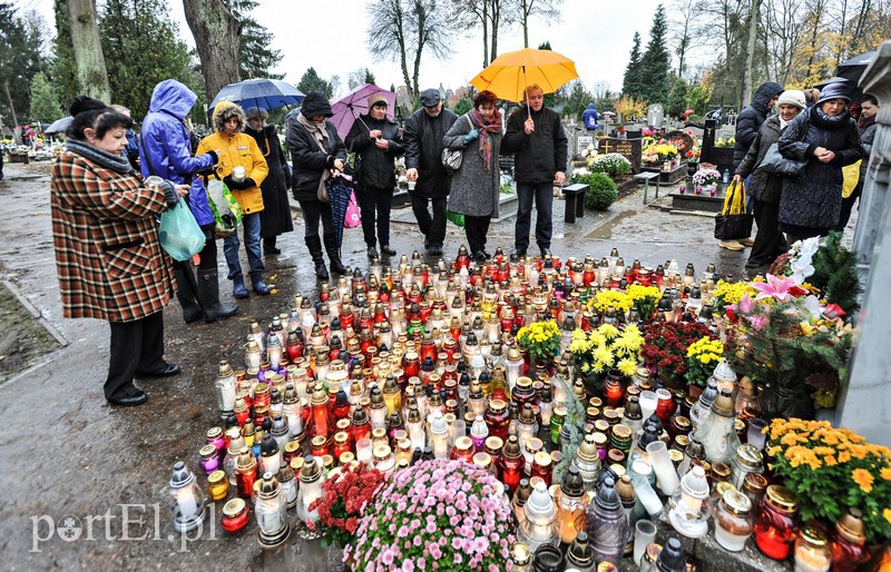 Elbląg, Licznie odwiedzamy groby bliskich