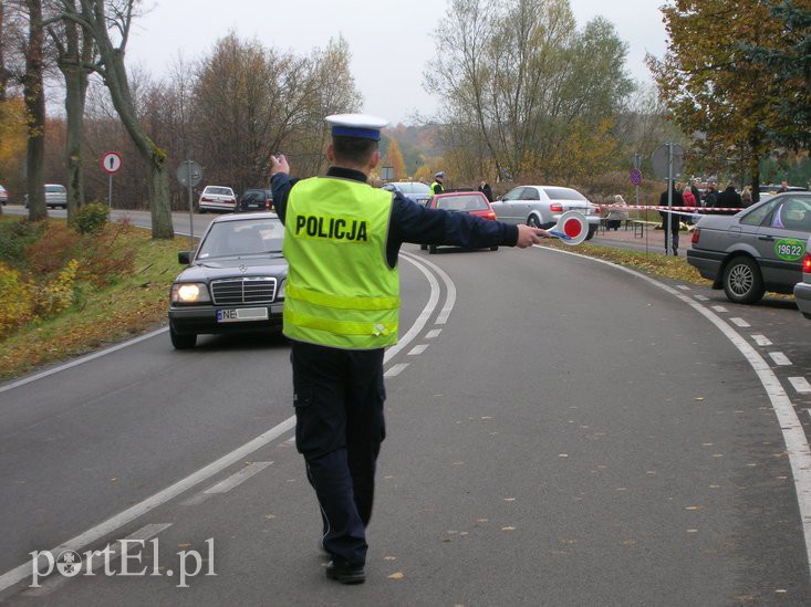 Elbląg, Przy cmenatrzu Dębica porządku pilnują policjanci