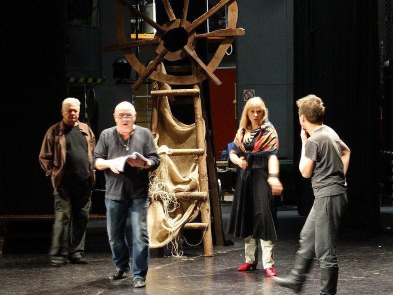 Elbląg, Na próbie od lewej Jacek Gudejko (Bartłomiej), Emil Wesołowski (reżyser), Anna Suchowiecka (Dorota) i Alan Bochnak (gościnnie - Jonek), Elbląg, Na próbie od lewej Jacek Gudejko (Bartłomiej), Emil Wesołowski (reżyser), Anna Suchowiecka (Dorota) i Alan Bochnak (gościnnie - Jonek),