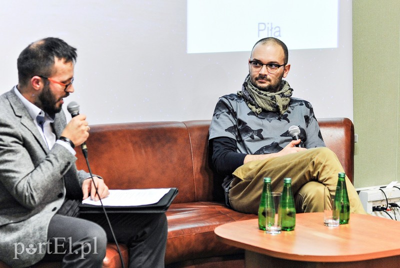 Elbląg, Spotkanie z Filipem Springerem (na zdj. po prawej) poprowadził Łukasz Kotyński