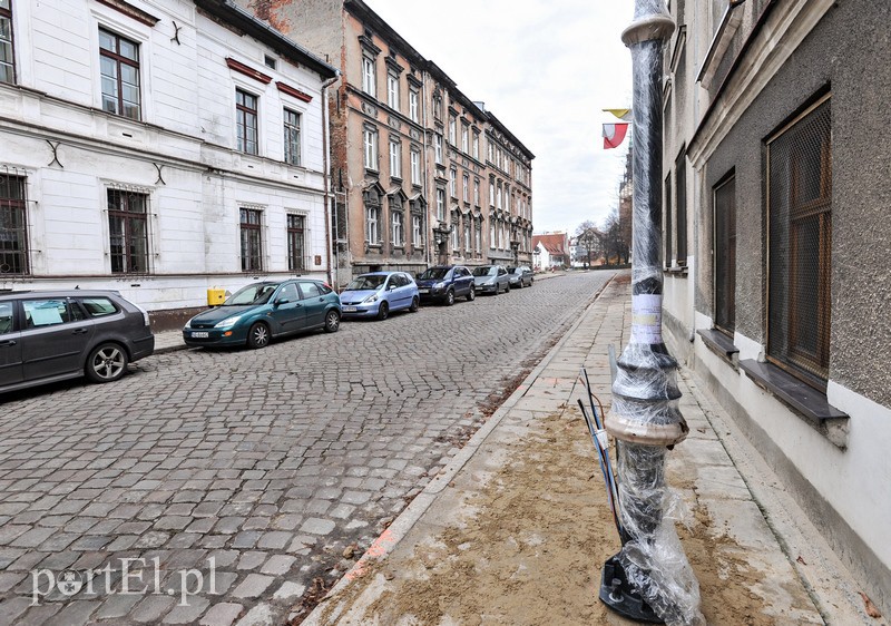 Elbląg, Na Zamkowej trwa montaż nowych latarni Elbląg, Na Zamkowej trwa montaż nowych latarni