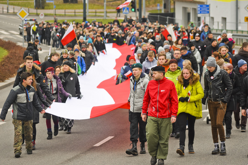 Elbląg, Uczestnicy Marszu Niepodległości niosą flagę