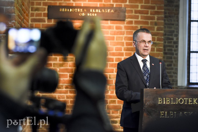 Elbląg, Akt nadania Bibliotece Elbląskiej statusu naukowej przywiózł do Elbląga wiceminister kultury Jarosław Sellin Elbląg, Akt nadania Bibliotece Elbląskiej statusu naukowej przywiózł do Elbląga wiceminister kultury Jarosław Sellin