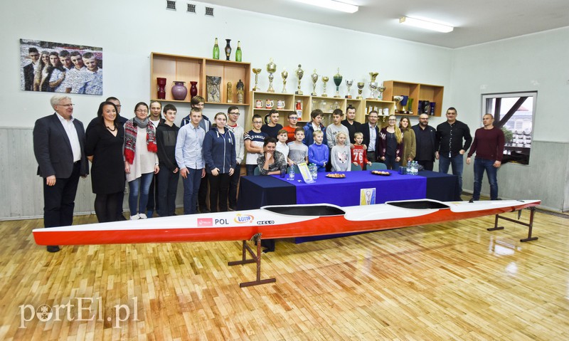 Elbląg, Elbląscy kajakarze cieszą się z prezentu Elbląg, Elbląscy kajakarze cieszą się z prezentu