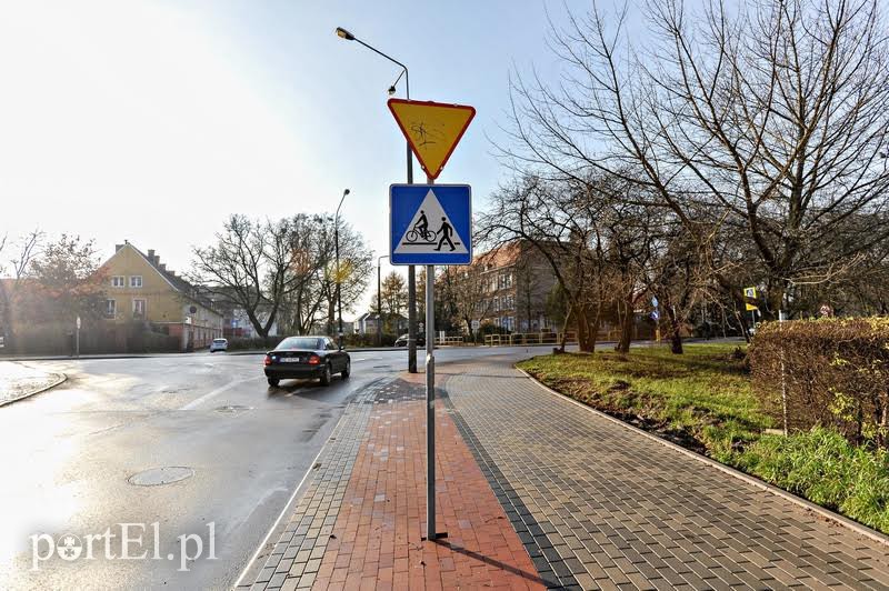 Elbląg, Nowa ścieżka rowerowa przy ul. Konopnickiej, ze znakiem drogowym na środku