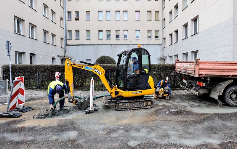 Elbląg, Pracownicy EPWiK podczas usuwania awarii na Chmurnej Elbląg, Pracownicy EPWiK podczas usuwania awarii na Chmurnej