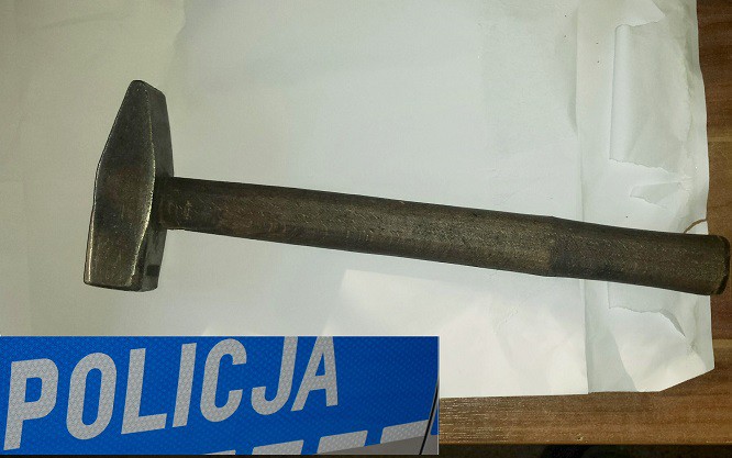 Elbląg, Uderzył młotkiem w głowę za wpis na forum społecznościowym