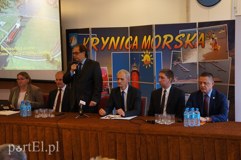 Elbląg, Minister Gróbarczyk (stoi) przekonywał mieszkańców do zasadności inwestycji Elbląg, Minister Gróbarczyk (stoi) przekonywał mieszkańców do zasadności inwestycji