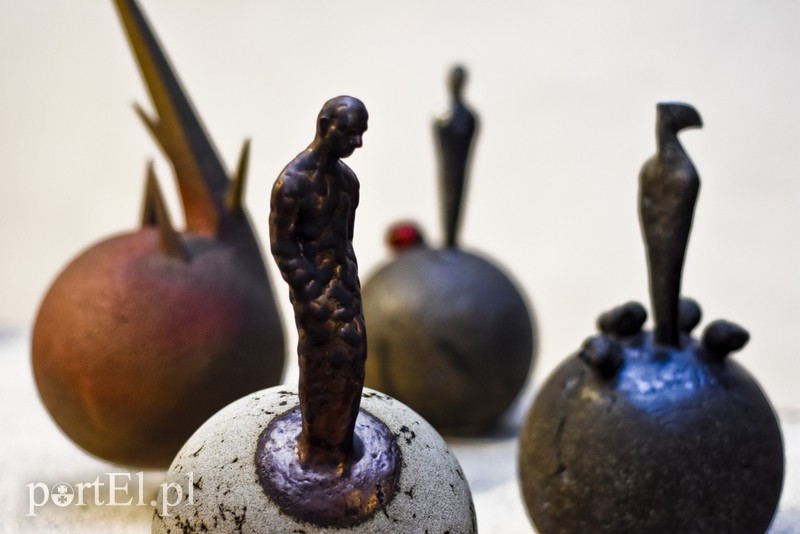 Elbląg, W Galerii EL artysta wystawił kilkanaście rzeźb mających przedstawiać stosunek człowieka do innych ludzi Elbląg, W Galerii EL artysta wystawił kilkanaście rzeźb mających przedstawiać stosunek człowieka do innych ludzi