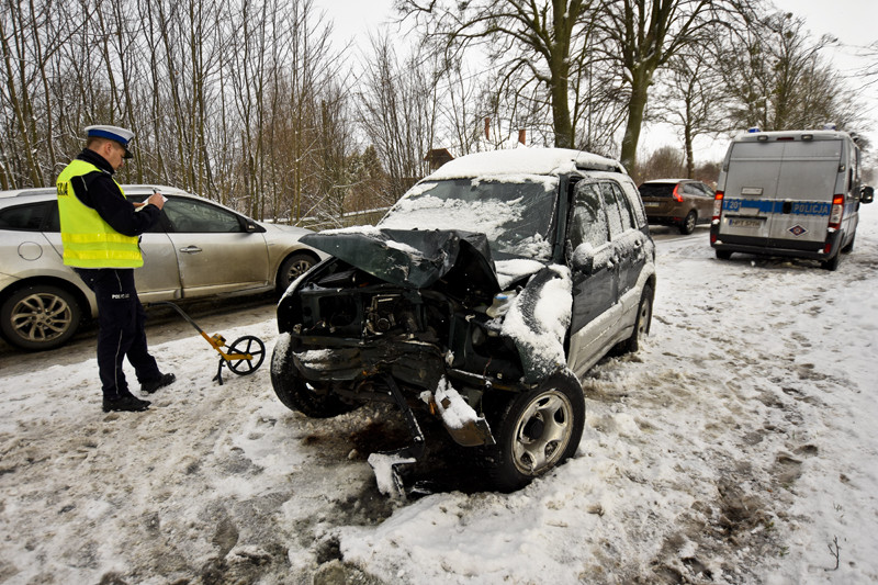 Elbląg, Wpadł w poślizg i uderzył w drzewo. Dwie osoby ranne