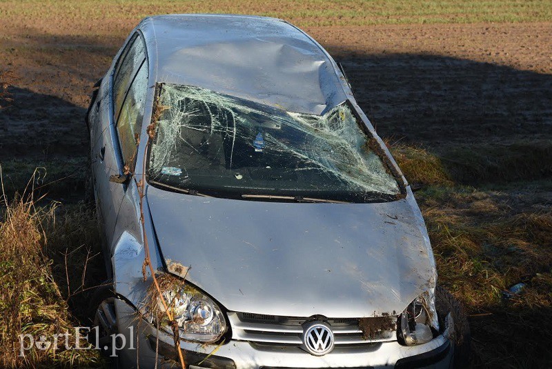 Elbląg, Wpadła w poślizg i dachowała w rowie Elbląg, Wpadła w poślizg i dachowała w rowie