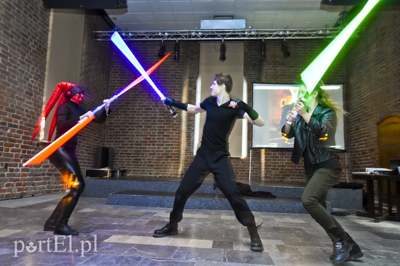 Elbląg, Jedną z atrakcji dzisiejszego spotkania w bibliotece były pokazy walki na miecze świetlne