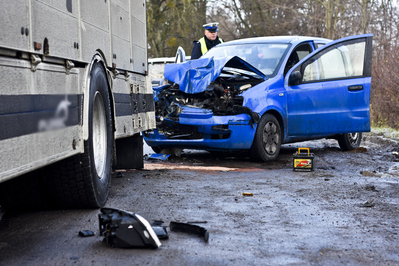 Elbląg, Uderzył w ciężarówkę, dwie osoby ranne Elbląg, Uderzył w ciężarówkę, dwie osoby ranne