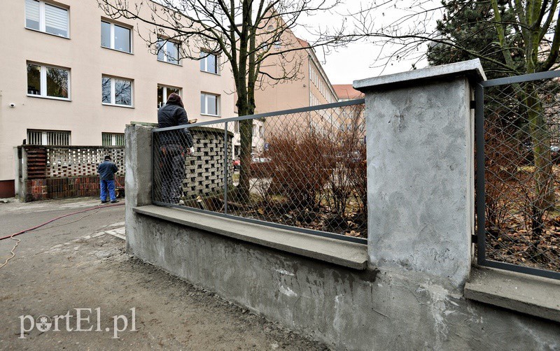 Elbląg, Naprawili ogrodzenie, postawili wiatę na rowery Elbląg, Naprawili ogrodzenie, postawili wiatę na rowery