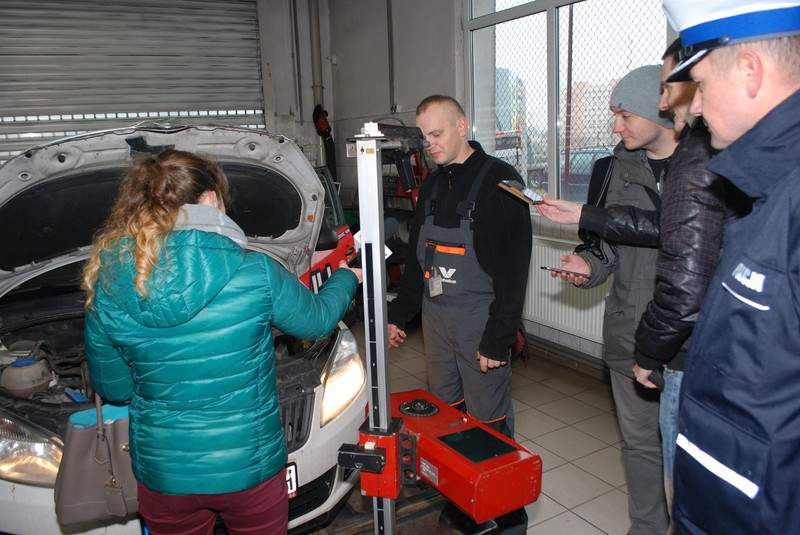 Elbląg, Policjant spotkał się z dziennikarzami na jednej z elbląskich stacji diagnostyczych Elbląg, Policjant spotkał się z dziennikarzami na jednej z elbląskich stacji diagnostyczych