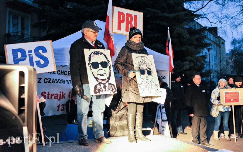 Elbląg, Manifestacja KOD odbyła się na Placu Solidarności przed Pomnikiem Ofiar Grudnia '70