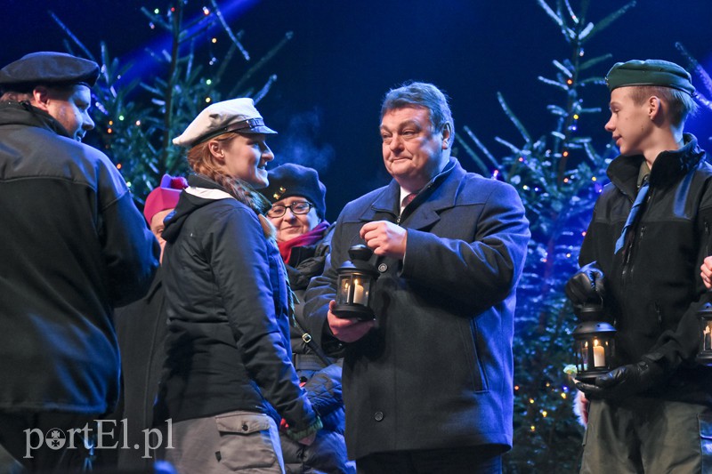 Elbląg, Witold Wróblewski, prezydent miasta, odebrał od elbląskich harcerzy Betlejemskie Światło Pokoju